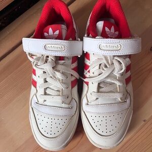 Adidas Forum 84’s Lowtops in Off White Vivid Red
